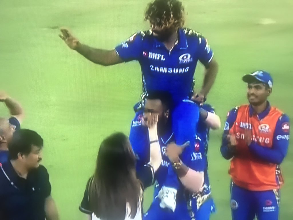 Sports360Now's tweet photo. #Cricket:
Slinger Lasith Malinga wins the @IPL for @mipaltan defending 9 runs in the last over, against the @CskIPLTeam. 
#IPLFinal2019 #MI #CSK #CSKvsMI https://t.co/DPNxHqNUa0