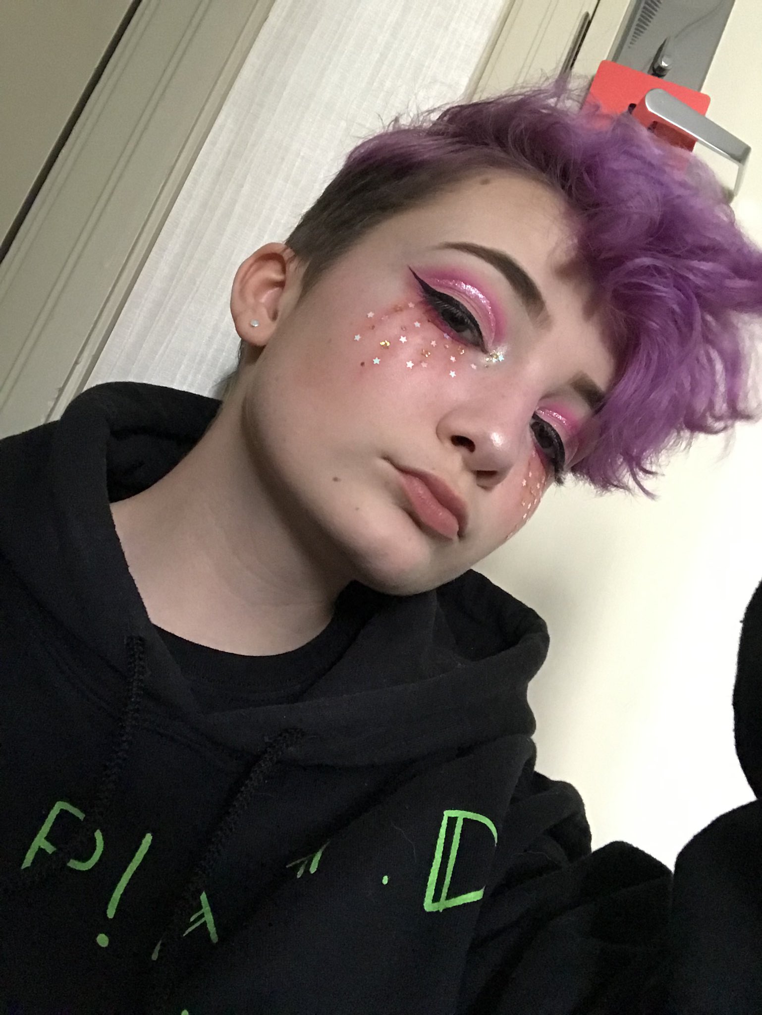 brendon!🪐✨ on Twitter: i'm a 14 year ftm trans makeup artist. i'm trying to get somewhere it but it's kinda difficult with dysphoria and my age, but if you