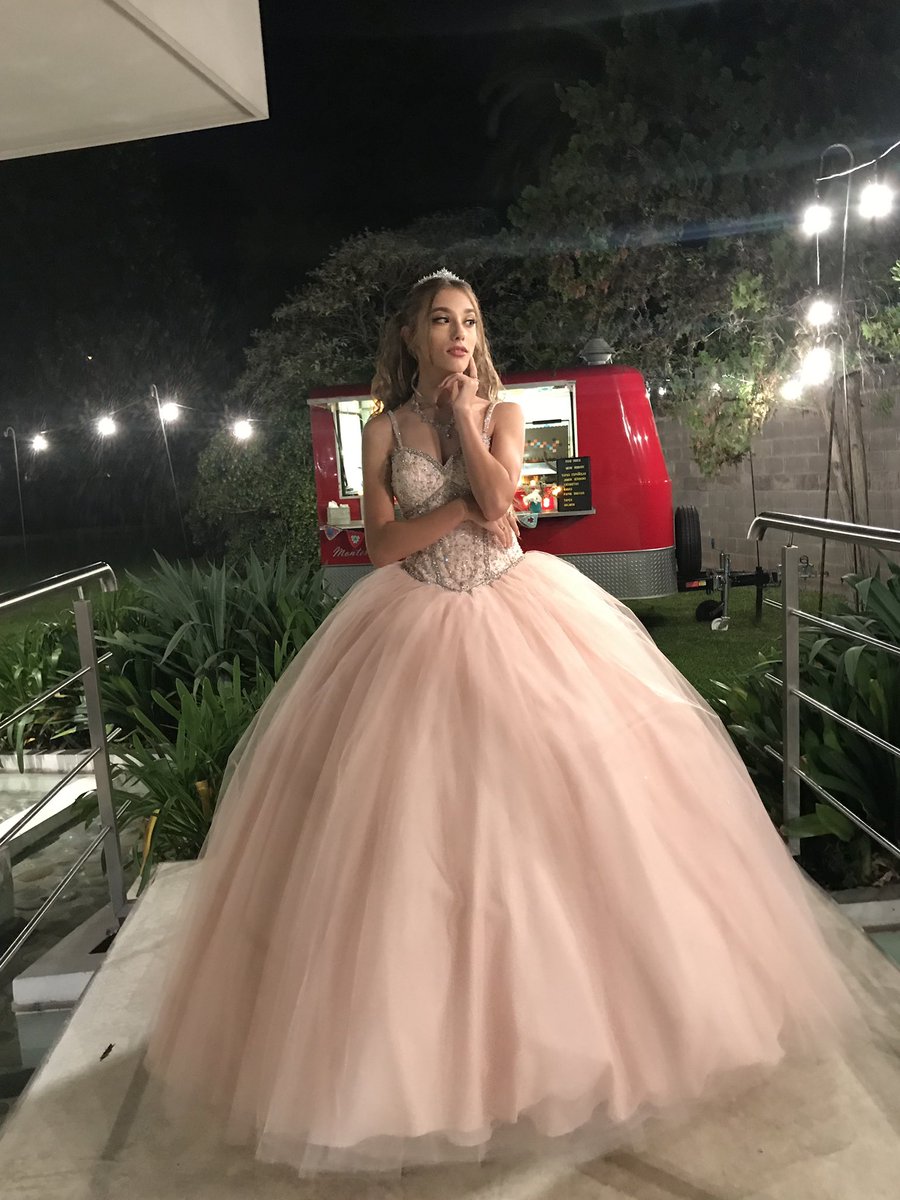 tizimarzano's tweet photo. Quiero vender/alquilar mi vestido de 15, tiene un solo uso, si le dan rt me ayudan mucho
Gracias :))) https://t.co/Oo9WbnjN83