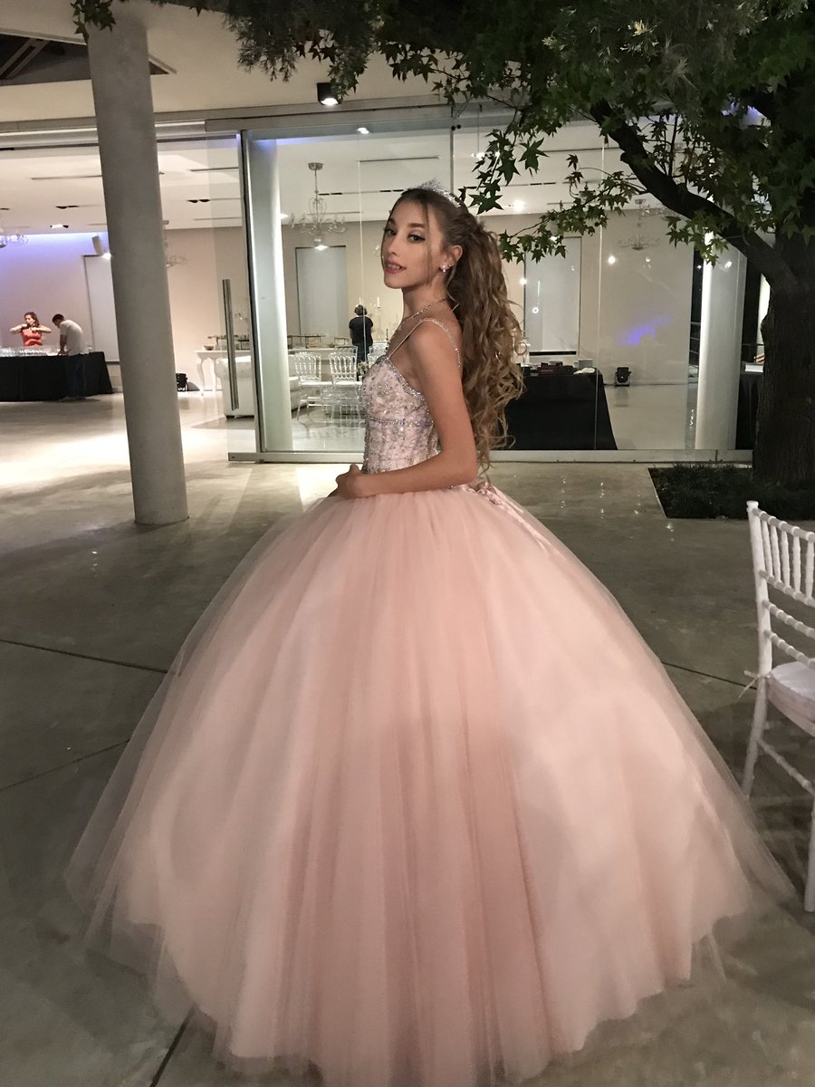 tizimarzano's tweet photo. Quiero vender/alquilar mi vestido de 15, tiene un solo uso, si le dan rt me ayudan mucho
Gracias :))) https://t.co/Oo9WbnjN83