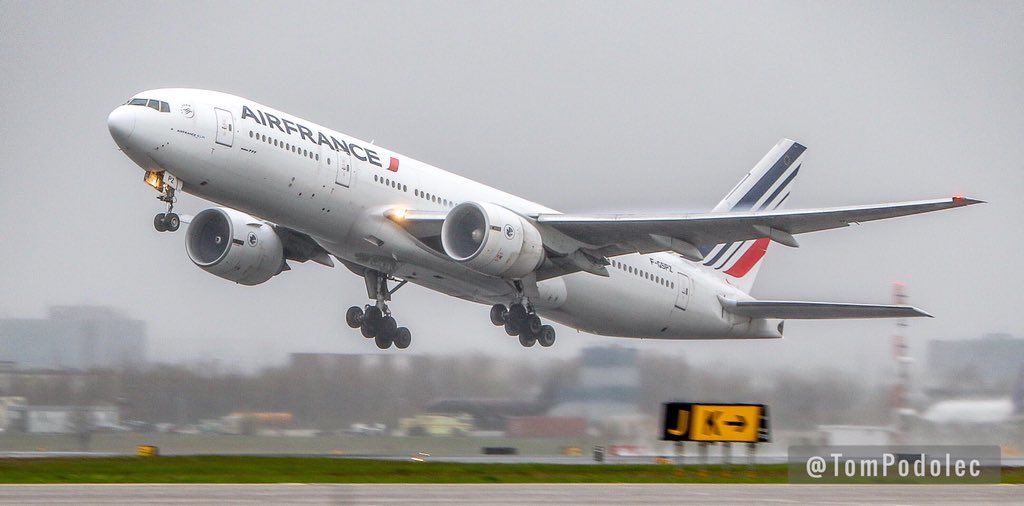 TomPodolec's tweet photo. PHOTO Air France #AF351 lifting off from Toronto. Next stop, Pairs.
F-GSPZ Boeing 777-200 https://t.co/dsUQjF1DLV