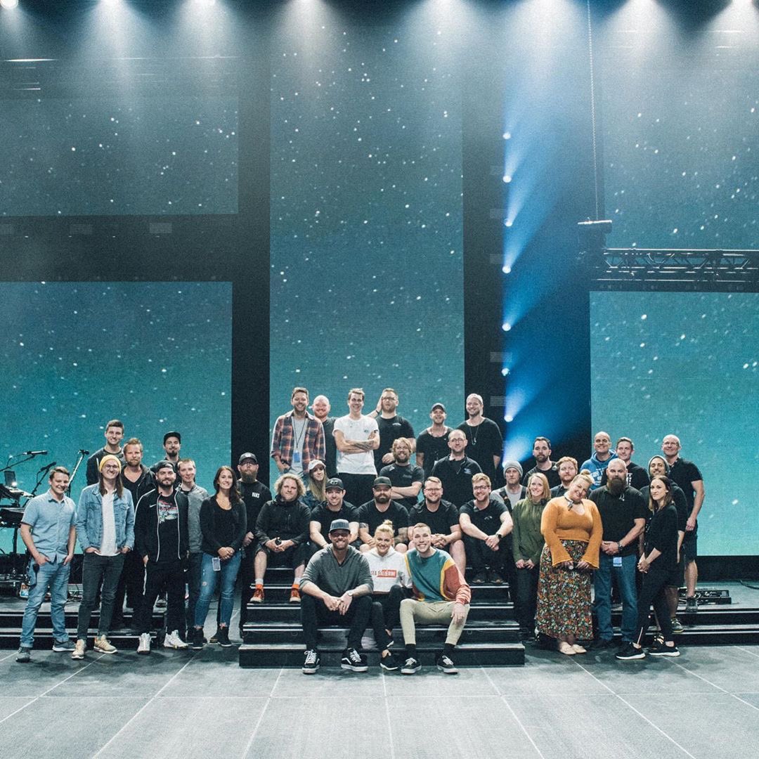 KelseaCentral's tweet photo. The #MMMTour end of tour photo makes the end of this tour feel even more official 😭 But we do love the behind the scenes candids capturing how much fun this group had with each other! https://t.co/YNwCeXjVcI