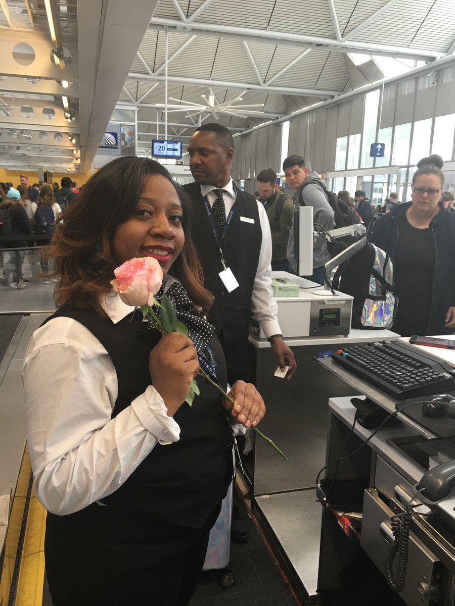 UGE celebrating Mother’s Day with long stem roses for the lovely mothers.  <a href="/weareunited/">We Are United</a> #beingUnited @kbbrown86united <a href="/lynda_coffman/">Lynda Coffman</a> <a href="/JMRoitman/">Jon Roitman</a>