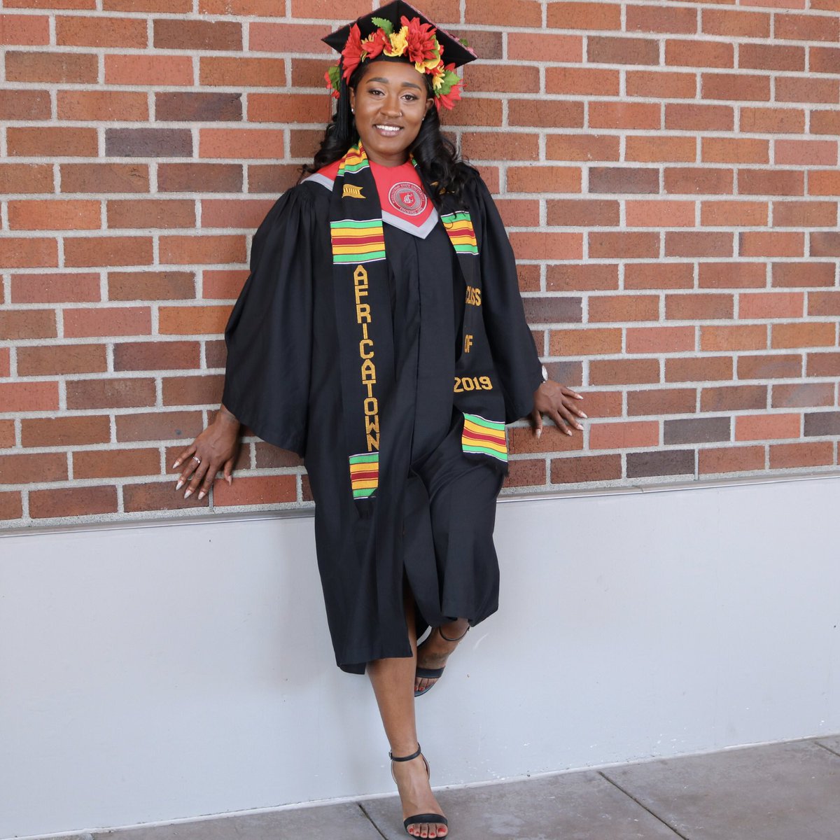 NyeTheNinja's tweet image. My head is big as shit but I chop it up to the knowledge packed in that thang
#IssaGraduate 🎓