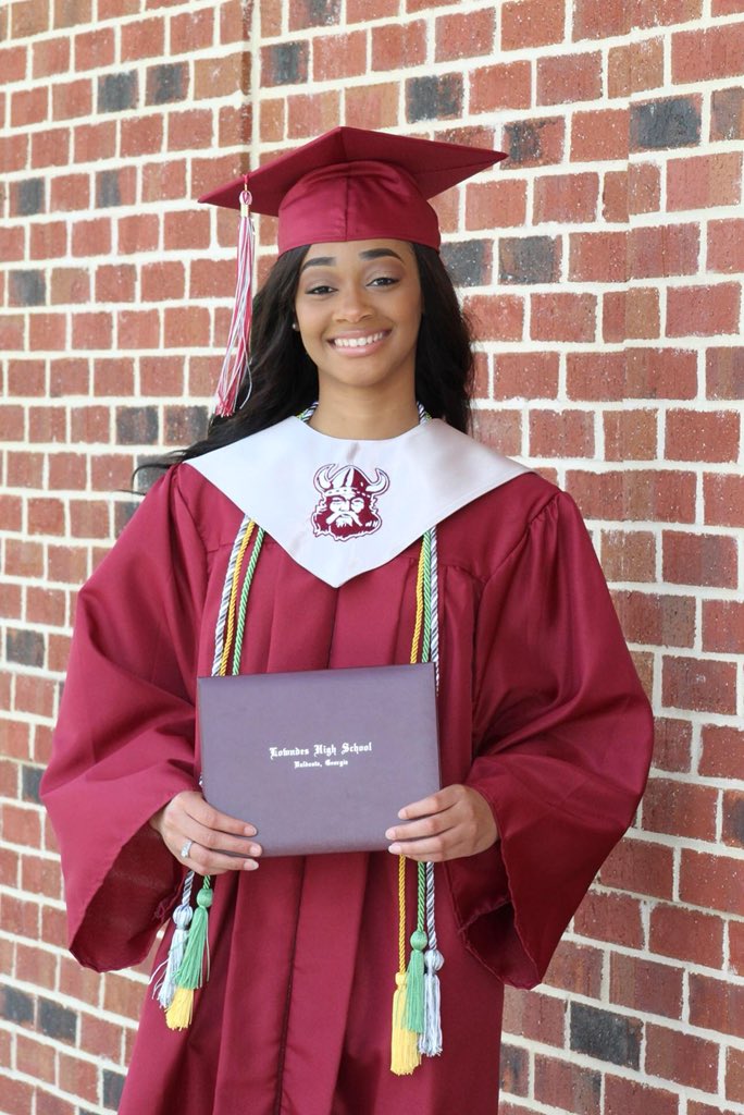 aellis_11's tweet image. I graduated high school in December and started at Kennesaw State University in January, but I have come back to walk with the best class ever ‘19❤️ #13daysleft!