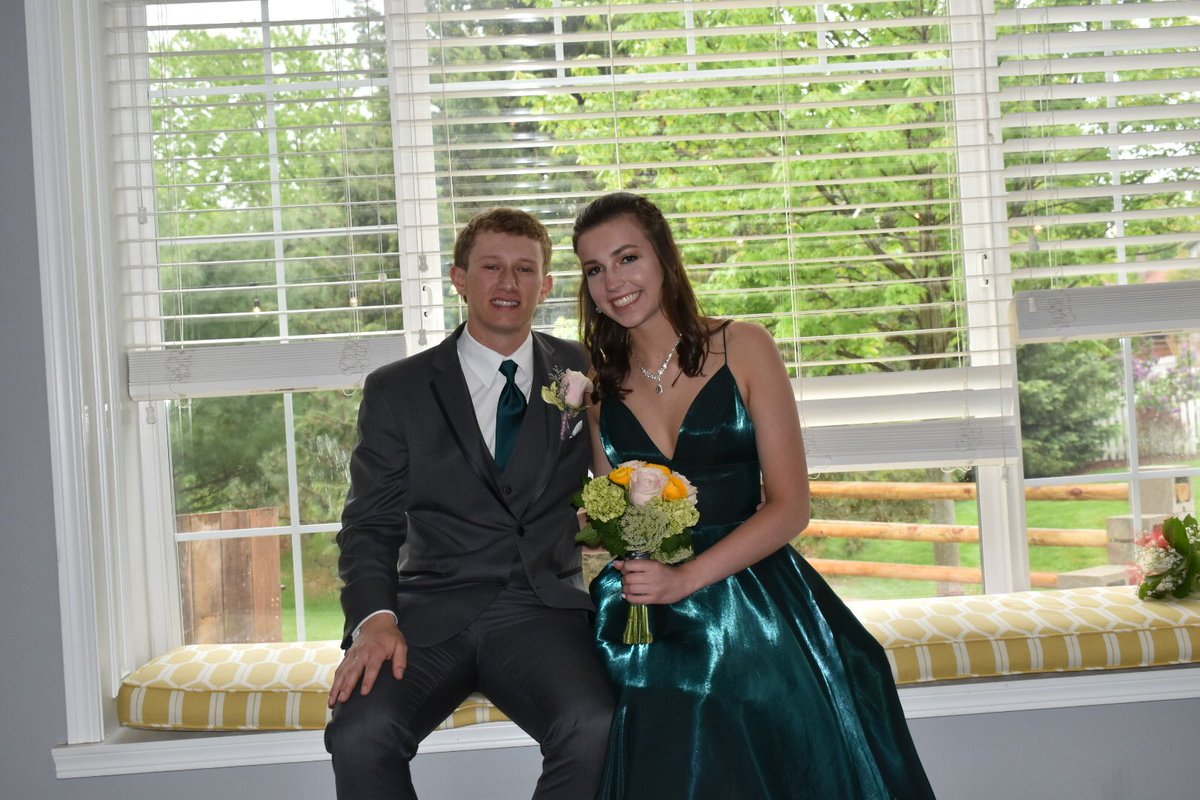 emmakorp23's tweet photo. prom night with my boy https://t.co/8jTw7iD1xJ