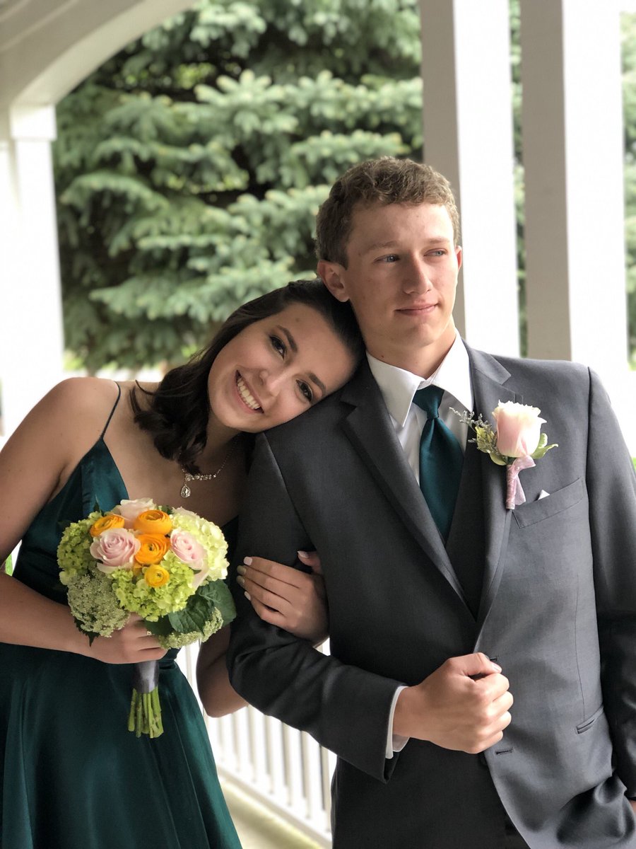 emmakorp23's tweet photo. prom night with my boy https://t.co/8jTw7iD1xJ