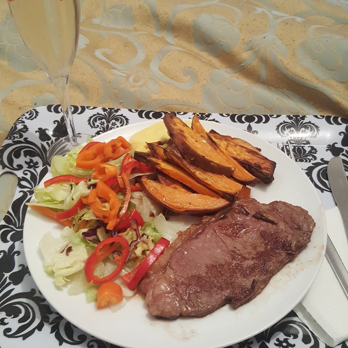 susielnews's tweet image. Yes that's a glass of prosecco on a Sunday night because I don't work Mondays #yummy #heaven #workparttime