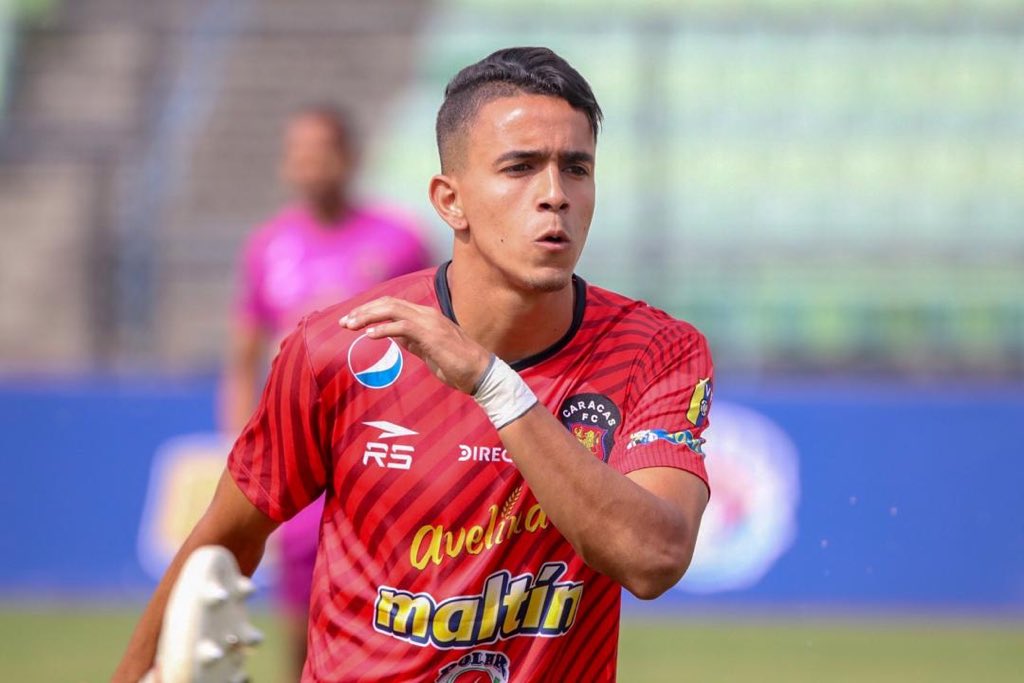 Caracas_FC's tweet photo. #Apertura2019 | J18 | El defensor Leonardo Velásquez hará su debut de manera oficial con el once veces campeón esta tarde ¡Felicidades, Leo! 👏🏼😃 #SomosCaracas https://t.co/hmNACR80I8