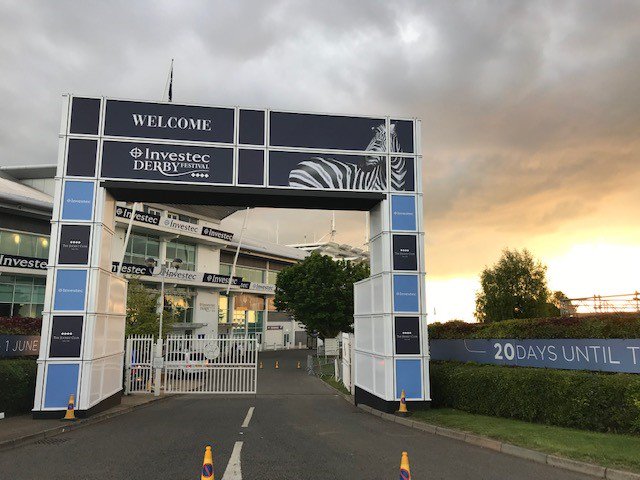 purpletripodcom's tweet photo. The best thing about a wedding venue with a 360 degree view, is the dramatic views you see for miles and miles! #Epsom #EpsomDowns #EpsomRaces #EpsomDownWedding #EpsomDerby #Investec #DramaticViews https://t.co/akqy0cYXJj