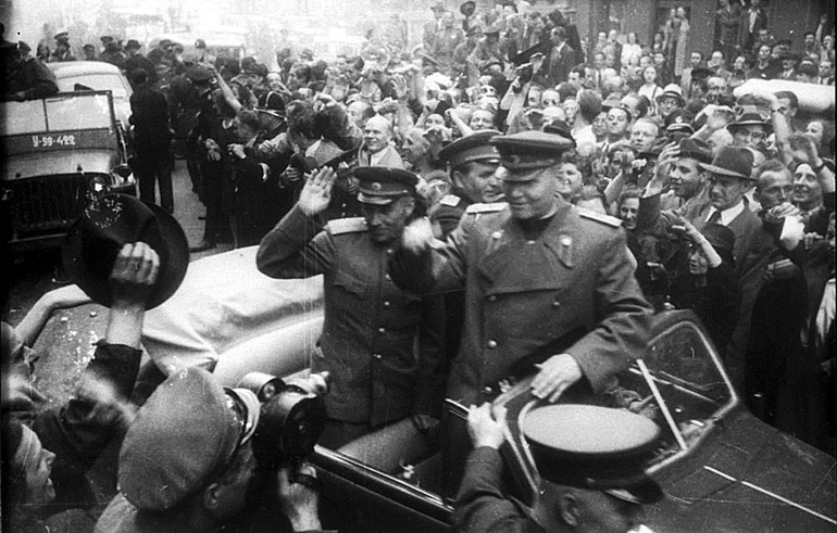 History_Express's tweet image. Starting in 1941, 90% of German casualties were inflicted by the Red Army in WWII.  Picture: Prague liberated by the Red Army in 1944.  Picture by Karel Hájek