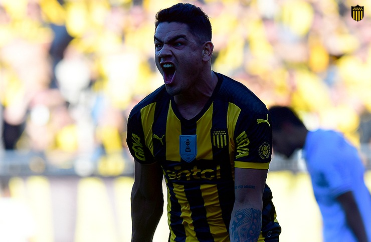 El 'Toro' Fernández celebrando su gol a Nacional (Foto: Peñarol).