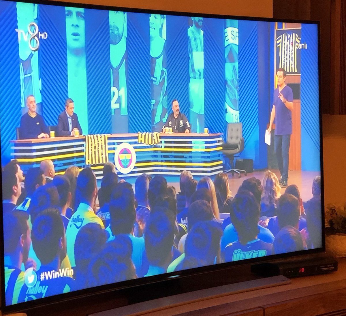 Rekabetten müstakil olarak yazıyorum.
Fotograf Türkiye’nin kısa bir özeti;
Türkiye’nin en zengin iş adamı, Türkiye’nin en zengin medya patronu ve Türkiye’nin en zengin komedyeni birleşmişler asgari ücretle çalışan, hayallerini çaldıkları taraftardan Fener için para dileniyorlar.