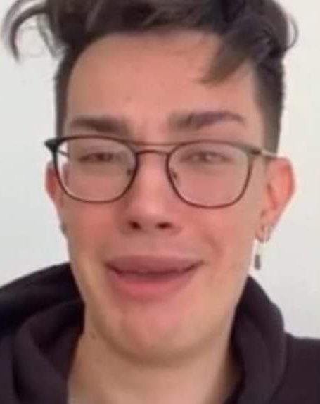 parisxcx's tweet photo. James Charles is about to reach 13 MILLION SISTERS!!! He will soon become an ONLY CHILD ‼️‼️‼️ https://t.co/7V4QVS7uXN