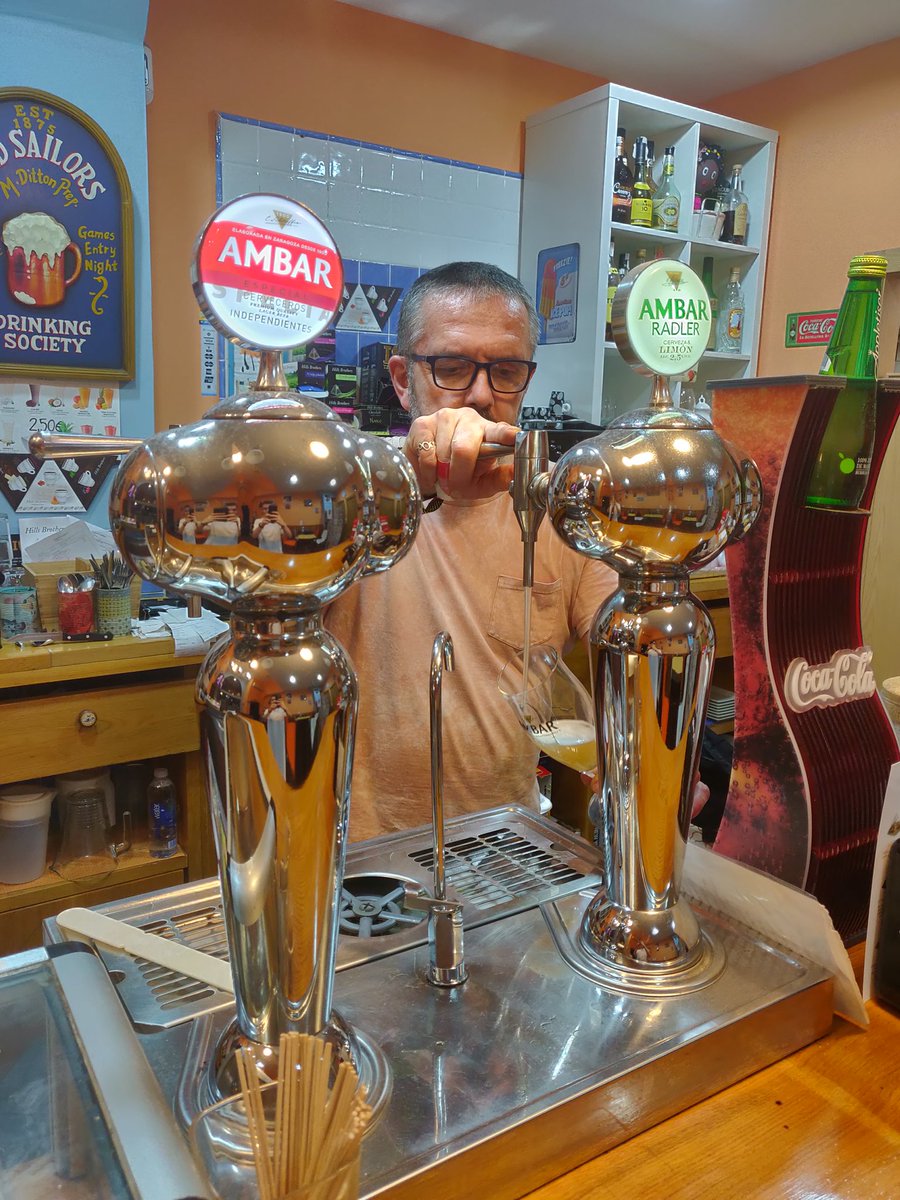 Noveasbro's tweet photo. Mi padre abrió hace casi dos años un bar y no ha conseguido tener mucha clientes
Es su pasión y le pone muy triste verlo tan vacío 
Se llama Quedateconmigo bar y esta en la zona de las Rosas San blas.
A ver si la magia de twitter funciona.
Aun que sea compartid con un RT🤗🥰 https://t.co/vNbKOPxTW6