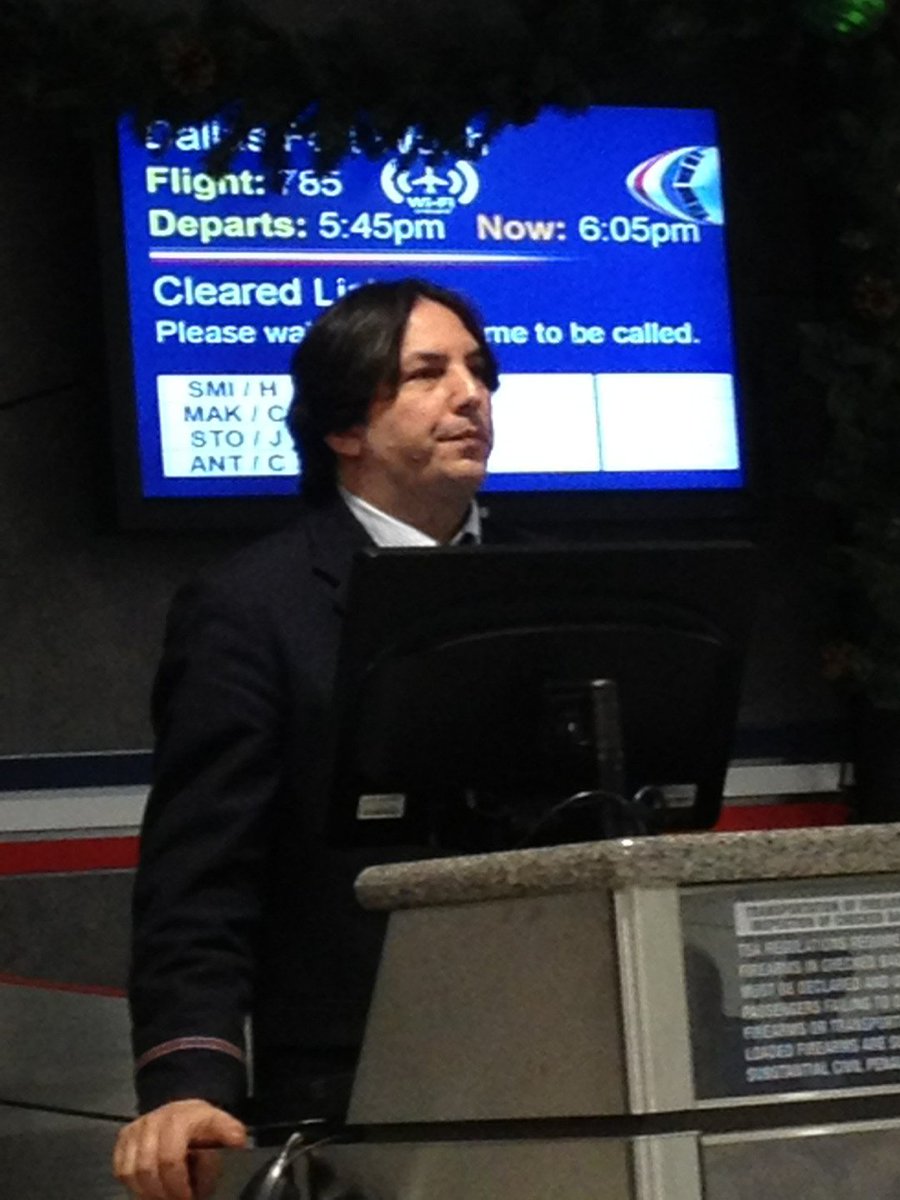 Hogwartssite's tweet photo. Snape no murió, se camufló como un muggle y ahora trabaja en un aeropuerto. https://t.co/WP4b0l2Ccg