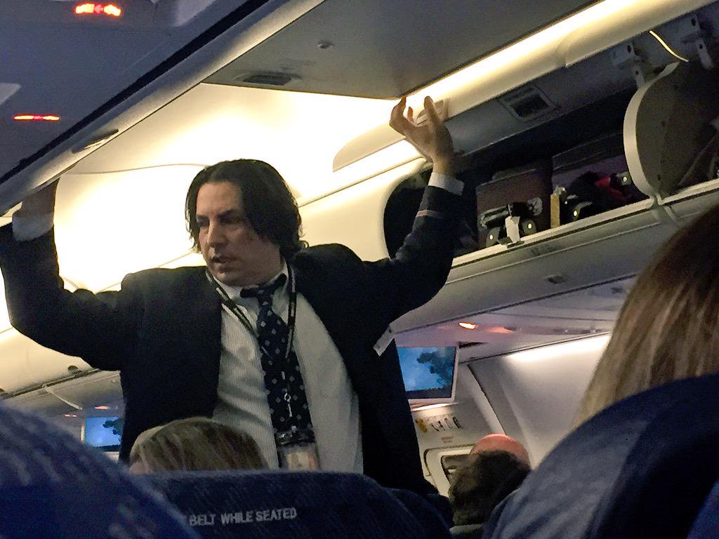 Hogwartssite's tweet photo. Snape no murió, se camufló como un muggle y ahora trabaja en un aeropuerto. https://t.co/WP4b0l2Ccg