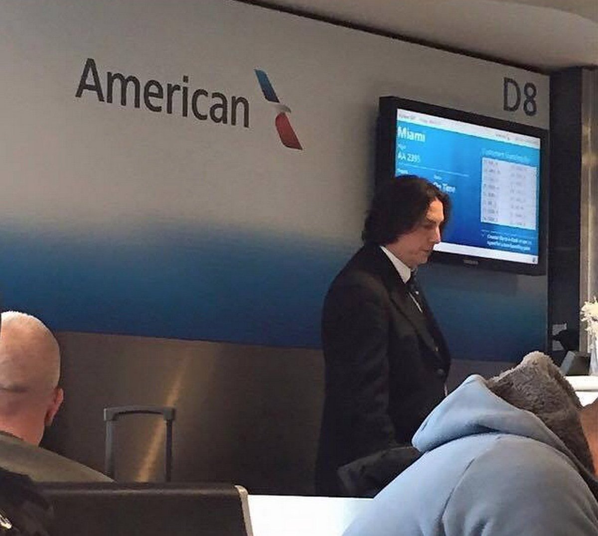 Hogwartssite's tweet photo. Snape no murió, se camufló como un muggle y ahora trabaja en un aeropuerto. https://t.co/WP4b0l2Ccg