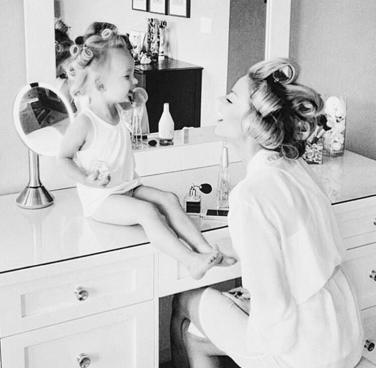 effylumiere's tweet photo. ma plus grand inspiration, une reine sans faille, un exemple à suivre, j'ai toujours voulu être comme toi mère, j'espère qu'un jour je réussirai, parce que je ne connais personne de meilleur en ce monde. bonne fête des mères six fois, parce que tu le fais six fois et parfaitement https://t.co/MF3RYL36El