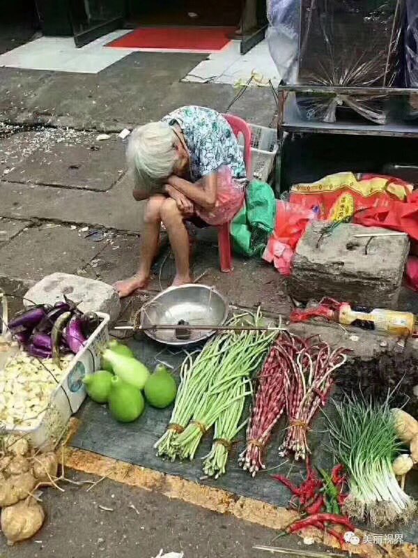 今天所有的群都在孝道妈妈，可是我觉得很可笑，世界金砖五国，其余四国都是免费医疗，免费教育，免费养老，而唯独世界第二大经济体的中国，卵都没有！爱💋母亲😻的最好方式，就是为她争取一个免费养老制度。
其它的都是乱弹琴！