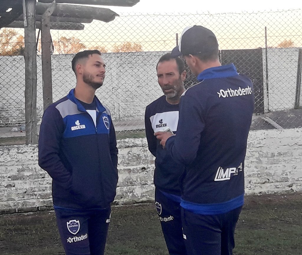 CentroPrensaOK's tweet photo. #JuegaCentro La dupla tecnica @matimodolo y @saorsini74 ya arman el reducido junto con el profe @IvanSzer. #CentroEspañol clasificado!!

#VamosCentro 🔵⚪🔵 https://t.co/XmKfvl5YUB
