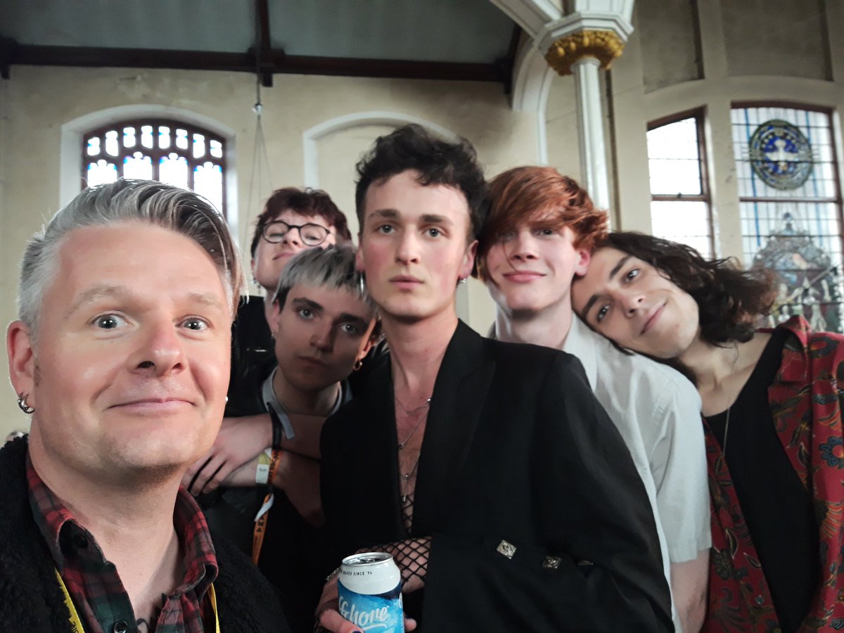 VicGalloway's tweet photo. Mighty fine weekend at @thegreatescape festival in Brighton... Here are a few tasteful selfies with @cloth_band @waltdisco_ @LUCIAmusicx @kobionyame #TGE #TGEScot #TheGreatEscape https://t.co/i5r4owkz9a