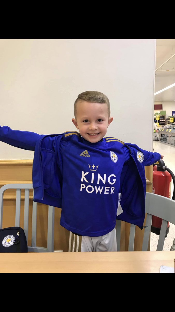 Natalie92ox's tweet photo. Last game of the season. He wanted vardy face paint because in his own words “he’s a sick player”⚽️🦊#newkit #lcfc @LCFC @vardy7 @RebekahVardy https://t.co/sge3hiEGQo