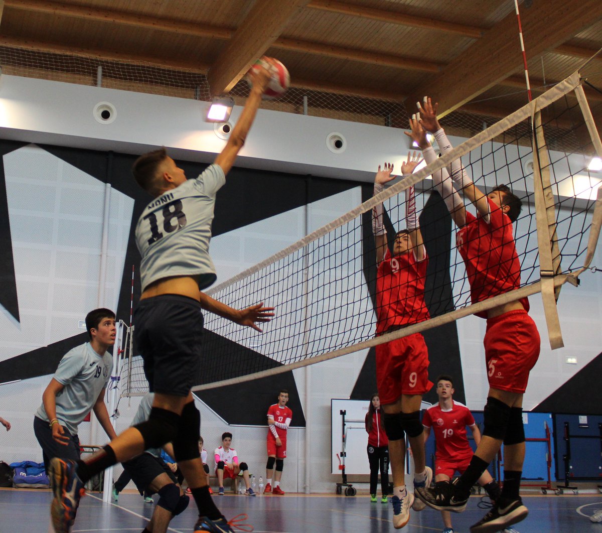 ClubVoleibolZGZ's tweet photo. El equipo Cadete Masculino de @IESValdesparter se proclama Campeón de Aragón tras derrotar el equipo de las Viñas en una doble eliminatoria por 6 sets a 3. Enhorabuena a los jugadores y entrenadores. Otro éxito del proyecto #EscolaresActivos #SomosCVZ #CVZ #Campeones https://t.co/ZIN72of7hA
