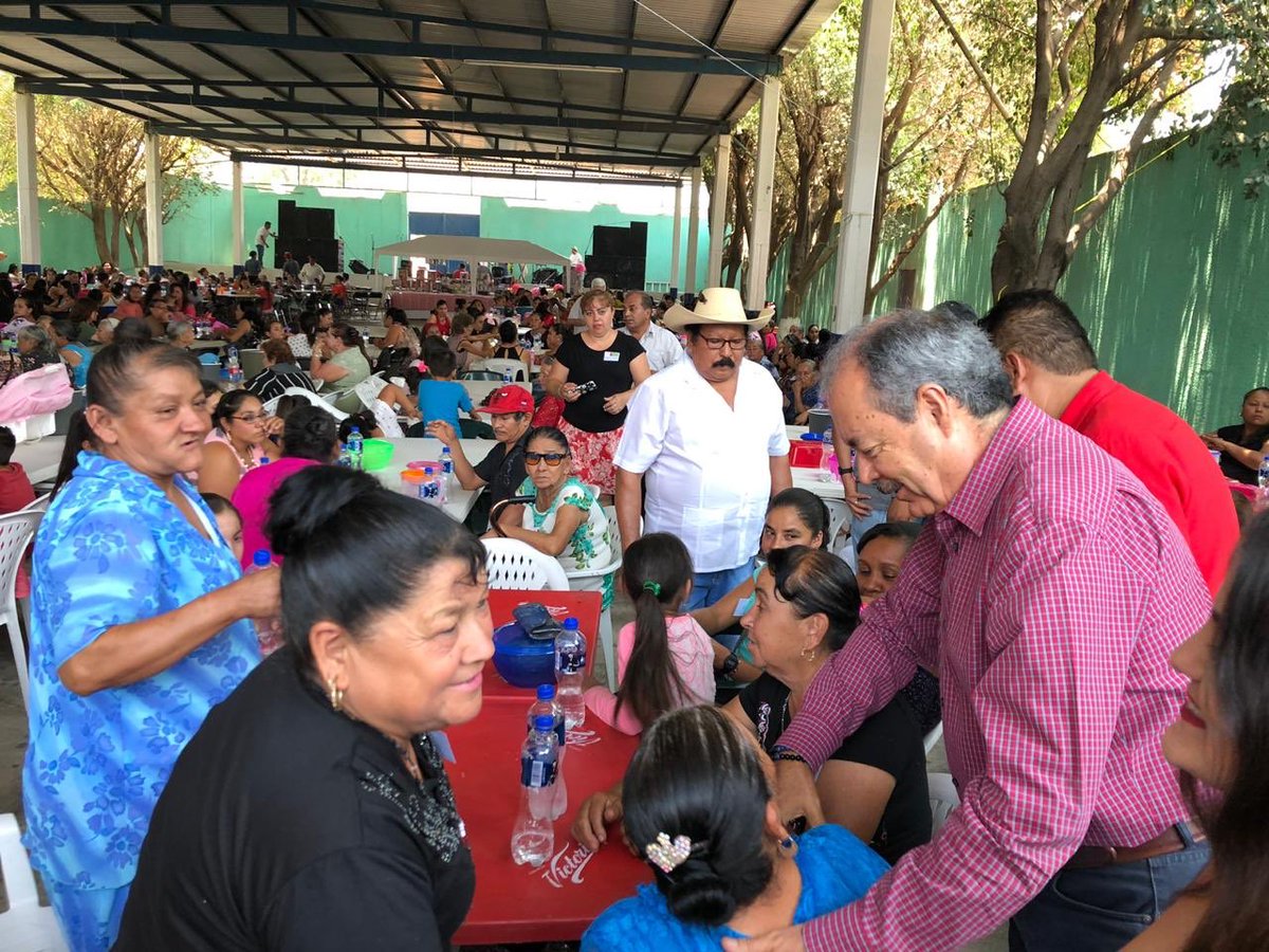VictorSilvaMich's tweet photo. Seguimos festejando ahora en el calor de Nocupétaro, a las mamás que militan en el PRI, incansables y amorosas todas ellas.
¡Muchas Felicidades! 🌹 https://t.co/pMO8izKoFn