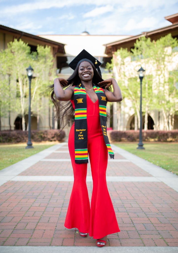 vibinwithdesire's tweet photo. Give all the glory to God and hard work ‼️🎓🎓🎓🍾🍾 I DID IT ! 
#VStateGrad #VStateAlumni https://t.co/pdhGrDBJXu