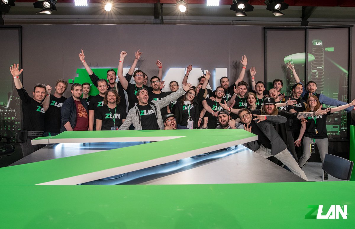 Toute l'équipe de prod' vous remercie d'avoir suivi la #ZLAN 💚 ! De droite à gauche : Michel, Michelle, Michel, Michel, ..., <a href="/ZeratoRSC2/">Ancien compte de @ZeratoR</a> , Michel, Michel, ...