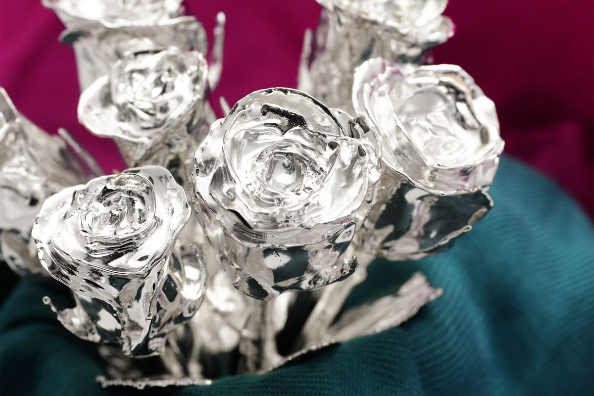 ESG_Edelmetall's tweet photo. Die Königin der Blumen – in #Gold und #Silber. Bei diesem #Designobjekt wird die zarte Schönheit einer echten, natürlichen Rose mit Kupfer beschichtet und dann #versilbert oder mit #24-Karat-Gold vergoldet.
https://t.co/iRPpqQJFPF https://t.co/tGtwJ2rhQK