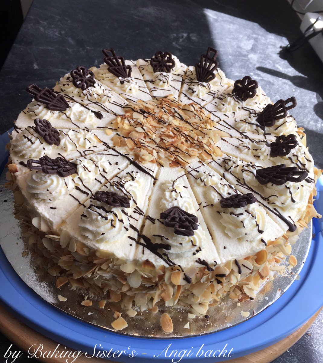 AngisNightmare's tweet photo. Zum Muttertag 🌹
Alle guten Dinge sind drei =D
1xMalakoff & 1xTopfenfrucht Torte und 1xBananenschnitte xD
#bakingsisters #angibackt #Malakoff #topfentorte #bananenschnitte #diewochehatteichvielzutun #WennIchDieBilderSehBekommIchHunger https://t.co/300OLO6nBY