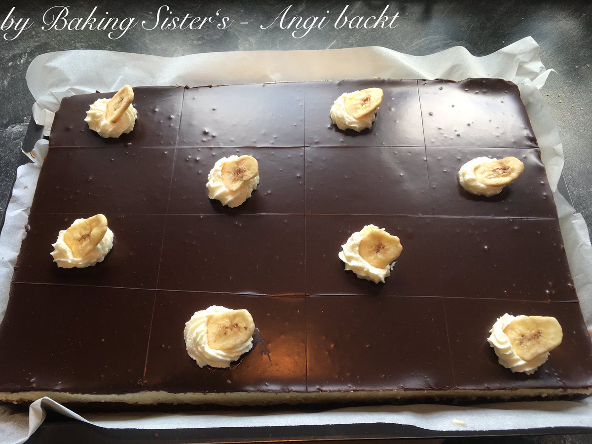 AngisNightmare's tweet photo. Zum Muttertag 🌹
Alle guten Dinge sind drei =D
1xMalakoff & 1xTopfenfrucht Torte und 1xBananenschnitte xD
#bakingsisters #angibackt #Malakoff #topfentorte #bananenschnitte #diewochehatteichvielzutun #WennIchDieBilderSehBekommIchHunger https://t.co/300OLO6nBY