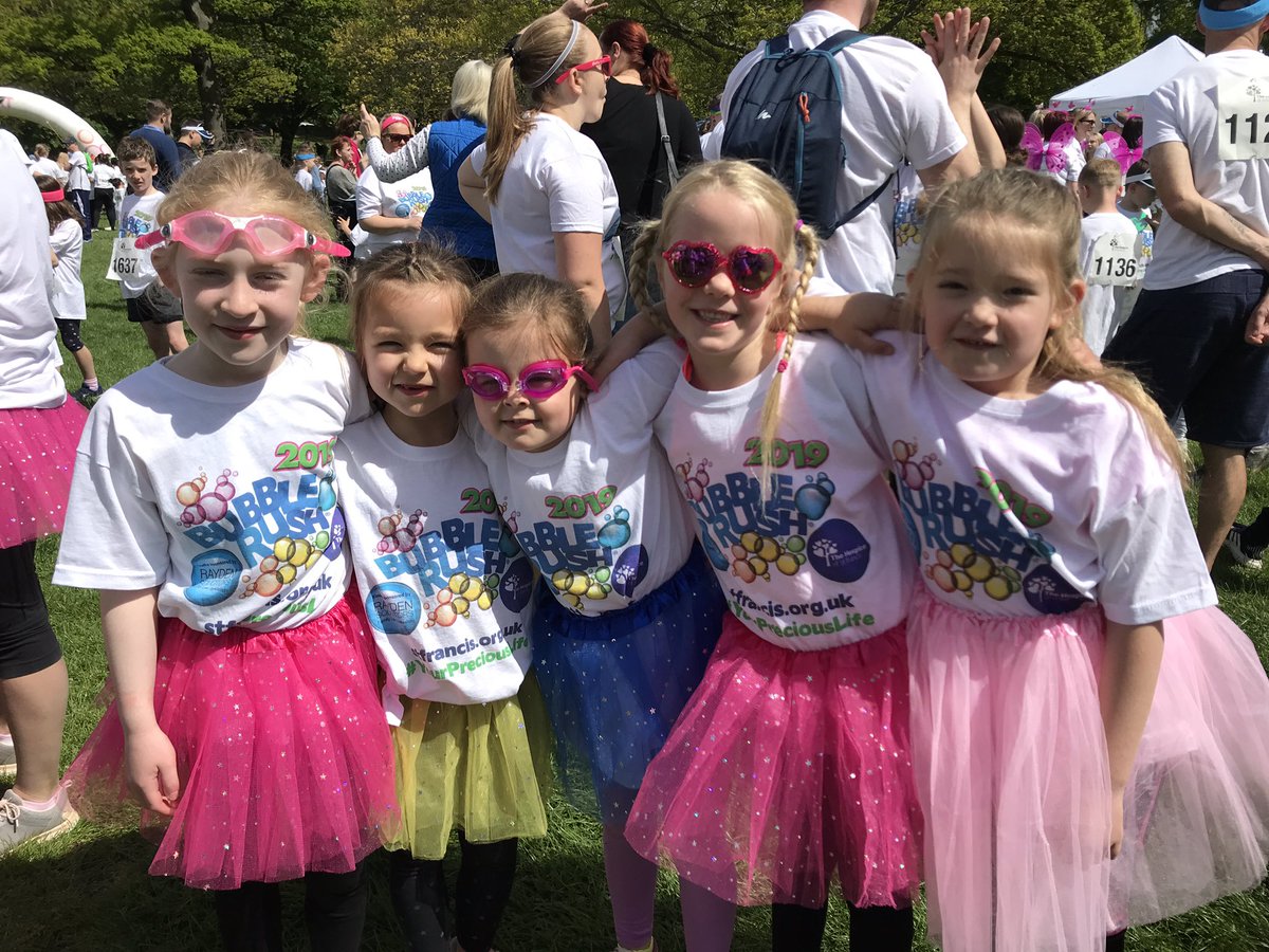 hannahlswinton's tweet photo. 2Dahl girls you smashed it!! Congratulations on completing the 5k Bubble Run today &amp; raising over £500 for charity! #proudmummies #abbotspics #BubbleRush2019 @Hospicstfrancis @AbbotsPrimary @mrs_harris2008 @Mrs_Alce https://t.co/NqrBfoZOMY