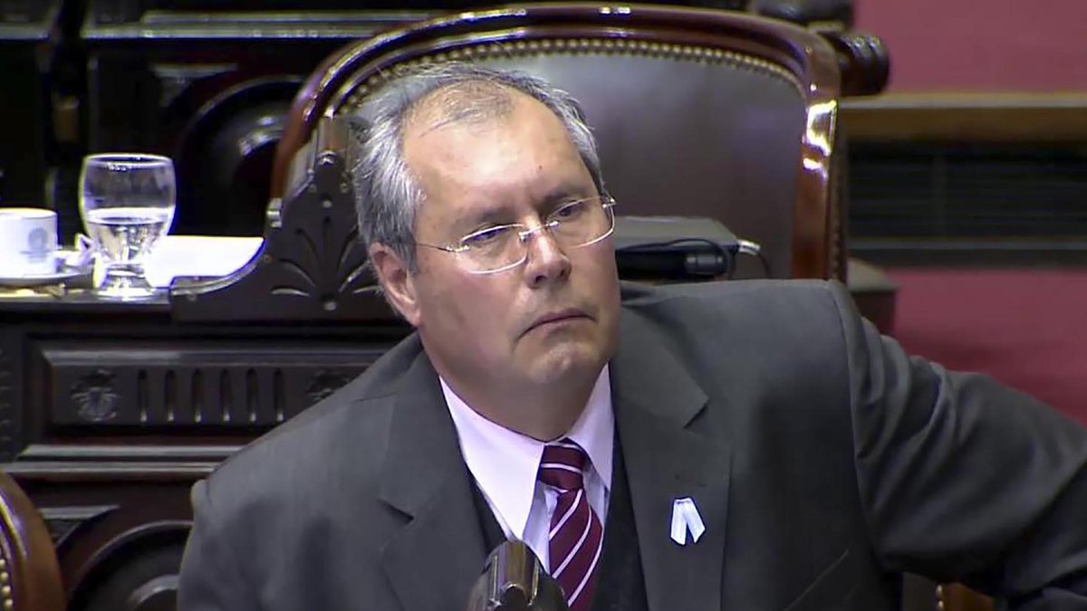 infobae's tweet photo. 🔴 𝗔𝗛𝗢𝗥𝗔 | Murió el diputado Héctor Olivares, que fue baleado frente al Congreso el jueves por la mañana https://t.co/YEaWCQTgb2