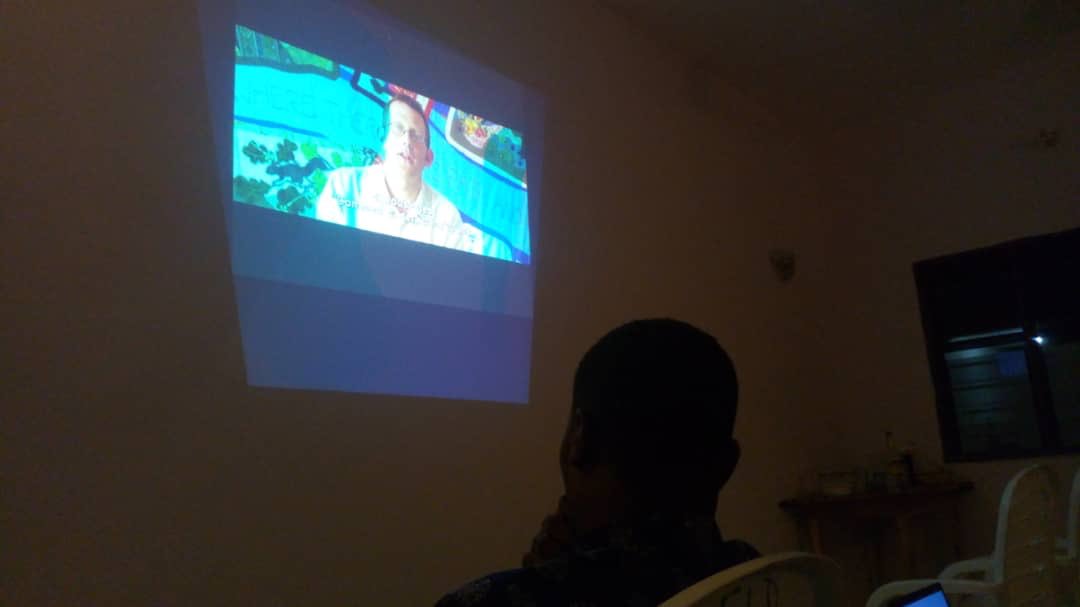 VerteBenin's tweet photo. La première projection du film « DEMAIN» s’est très bien déroulée. 
« Ce film doit faire le tour de l’Afrique » , c’est le vœu de la majorité de ceux qui ont participé à la projection du film. 
Nous avions fait un débat très riche sur le contenu du film 🍿. https://t.co/lGnWqnHy0F