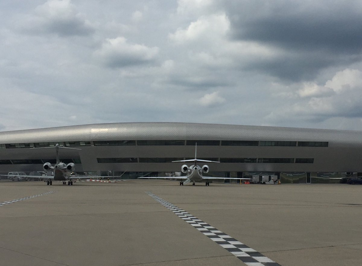 EmeraldMedia's tweet photo. #PHENOMenal way to fly to #EBACE19 New E interior with Comms deck #Phenom300 #blended fuel #SAJF #biobragging Thank you @Embraer ⁦@GearuptvLizm⁩ ⁦@EBAAorg⁩ https://t.co/NHAx5ubteb