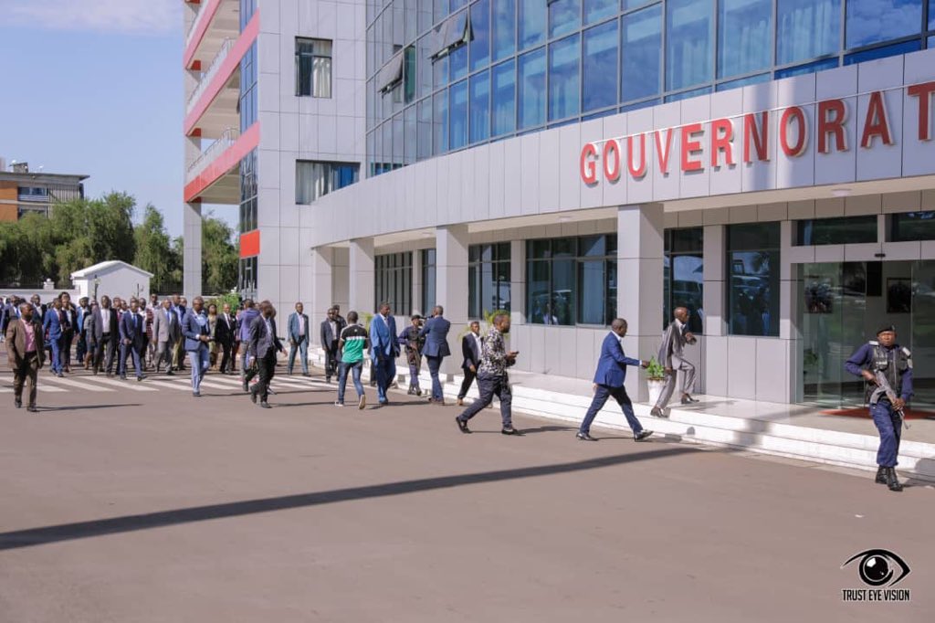 JacquesKyabula's tweet photo. Après la cérémonie de remise et reprise ce lundi matin, place au #Travail pour face aux défis qui nous attendent. Ensemble, avec le concours de chacun d'entre vous, nous réussirons à développer notre province. https://t.co/XV3BUVQ8HR