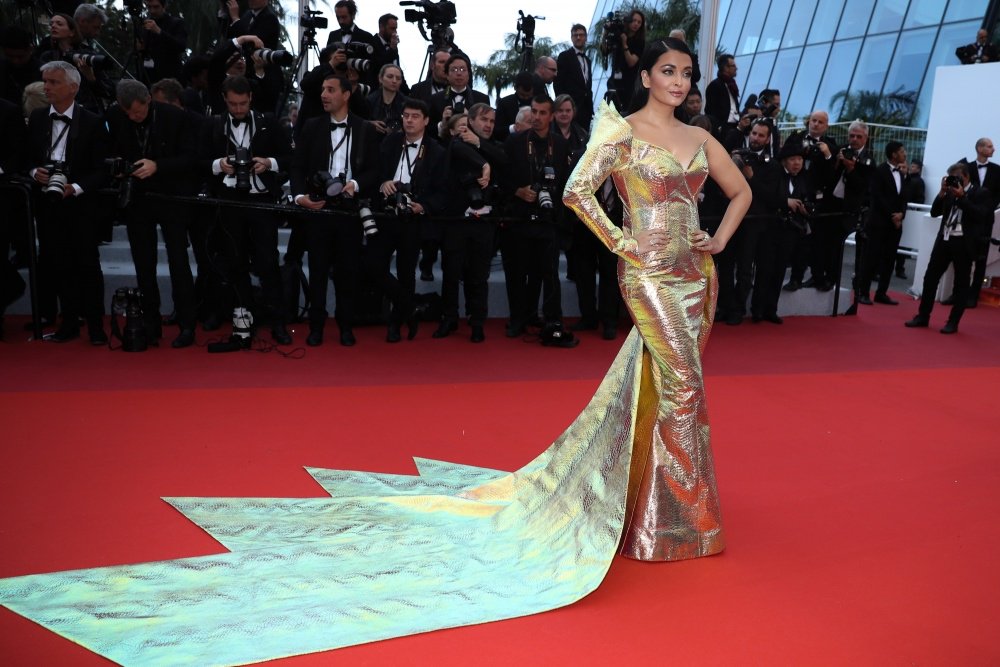 UniversalFashi2's tweet photo. Glam Goddess #AishwaryaRaiBachchan Graced The #Cannes2019 #RedCarpet In #GoldenMermaid Avatar... 

Have a look at the #CannesQueenAishwarya style
https://t.co/0cTfZtMTTd

#Cannes19 #Cannes #CannesFilmFestival2019 #CannesFilmFestival #CannesFestival2019 #AishwaryaAtCannes #AISHA https://t.co/pIQB55nKhM