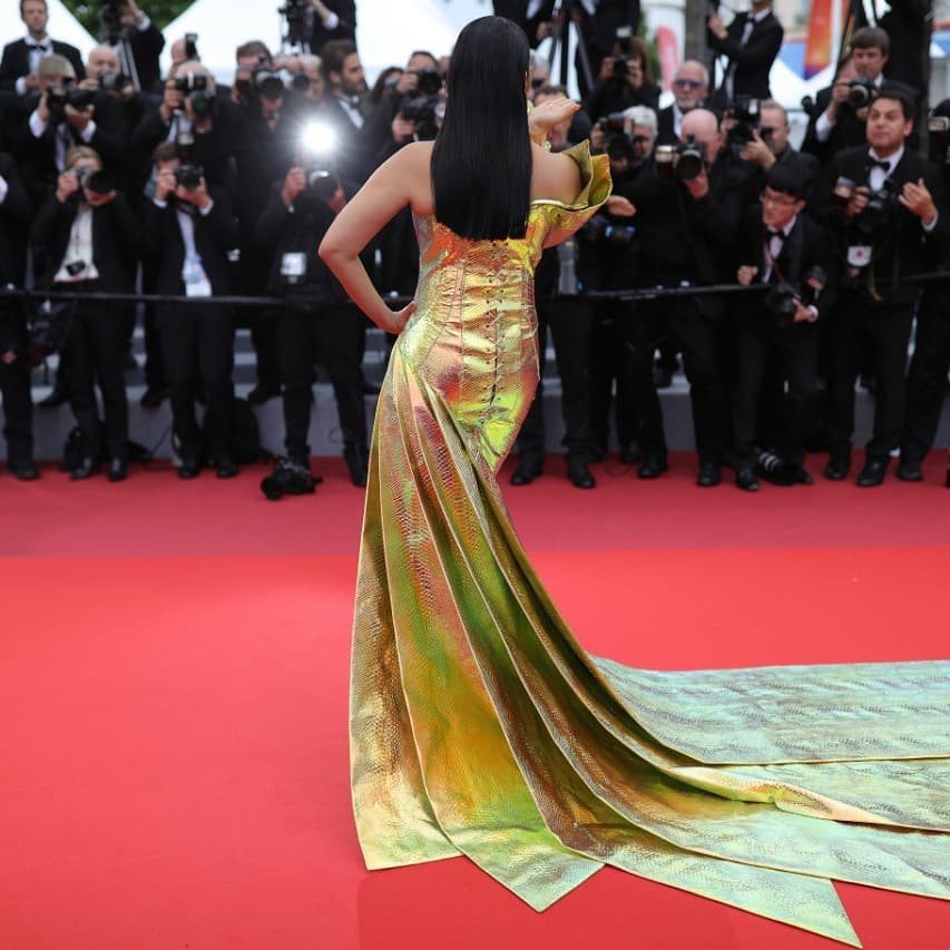 UniversalFashi2's tweet photo. Glam Goddess #AishwaryaRaiBachchan Graced The #Cannes2019 #RedCarpet In #GoldenMermaid Avatar... 

Have a look at the #CannesQueenAishwarya style
https://t.co/0cTfZtMTTd

#Cannes19 #Cannes #CannesFilmFestival2019 #CannesFilmFestival #CannesFestival2019 #AishwaryaAtCannes #AISHA https://t.co/pIQB55nKhM