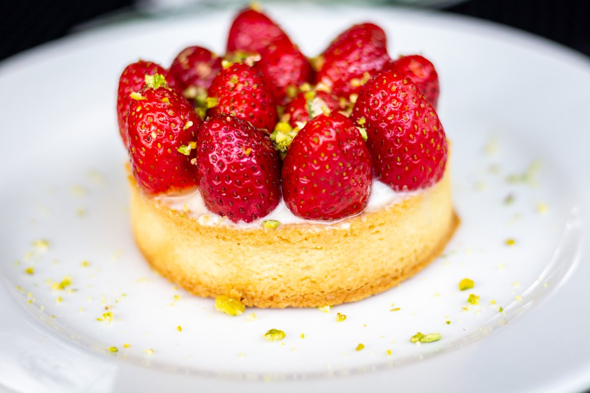 KigaliMarriott's tweet photo. Our mouth-watering fresh strawberry tart for #PickStrawberriesDay, yeah?

 #Strawberries #LetsPickThem #KigaliMarriott #RwOT #MarriottMEA https://t.co/JJL8suzC0D