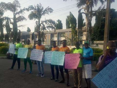Olomu_Aperan's tweet photo. There is an Ongoing Protest by Players, Staff &amp; Officials of the Kwara United Football Club for NON PAYMENTS OF FOUR (4) MONTHS SALARIES &amp; OUTSTANDING SIGN-ON FEES.

Bukola Saraki and his Goal Keeper Magida have successfully plunged Kwara State into a non-functional state https://t.co/bxgwtg41oI