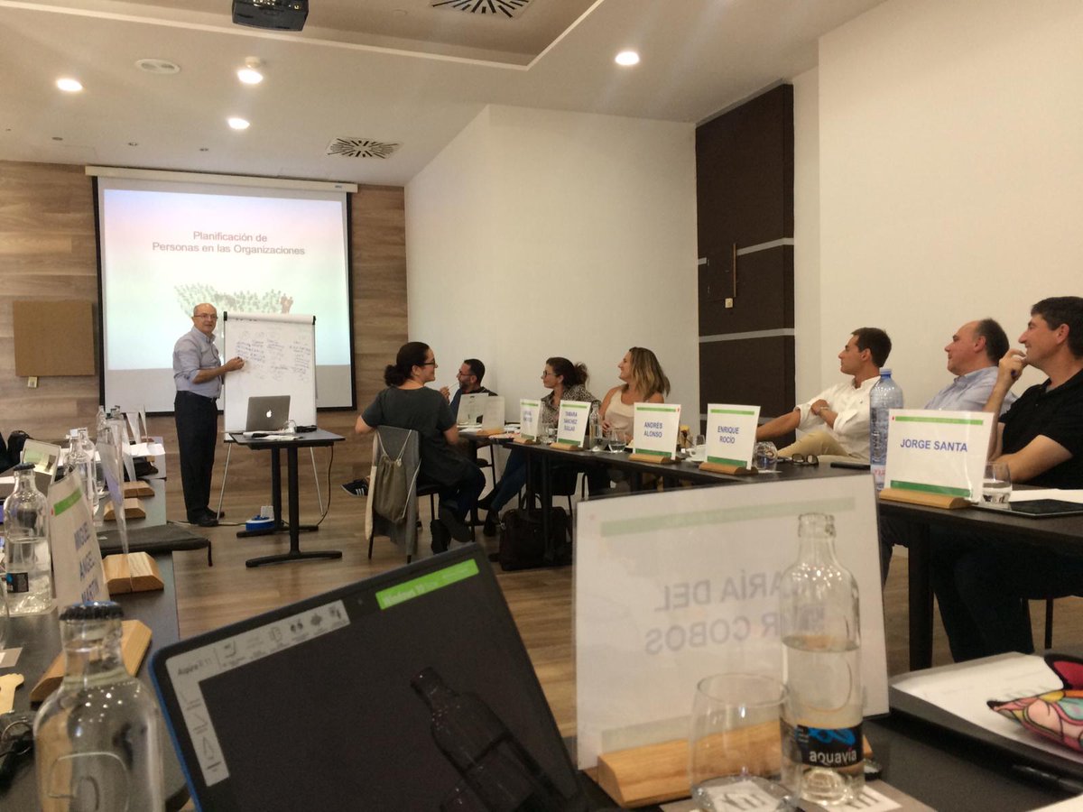 #NovedadesICT Jaime Chaves analizando con los alumnos el importante reto que es la Dirección de Personas en #ICTurismo2019 #Lanzarote, mediante la utilización de un caso práctico en grupo, sobre un hotel rural