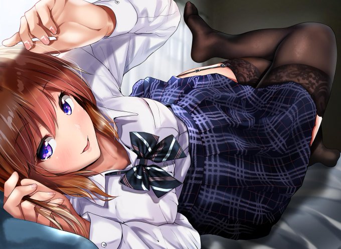 肌色を挟んでストッキングのブラウンとスカートの紺色が好き 