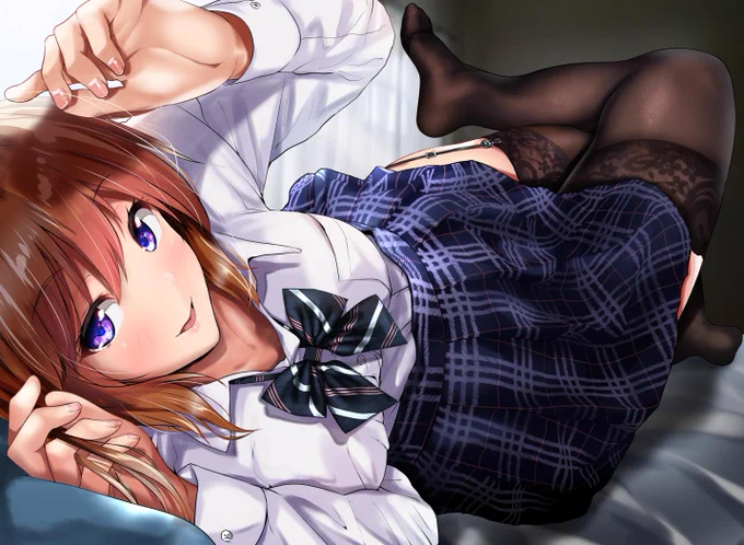 肌色を挟んでストッキングのブラウンとスカートの紺色が好き 