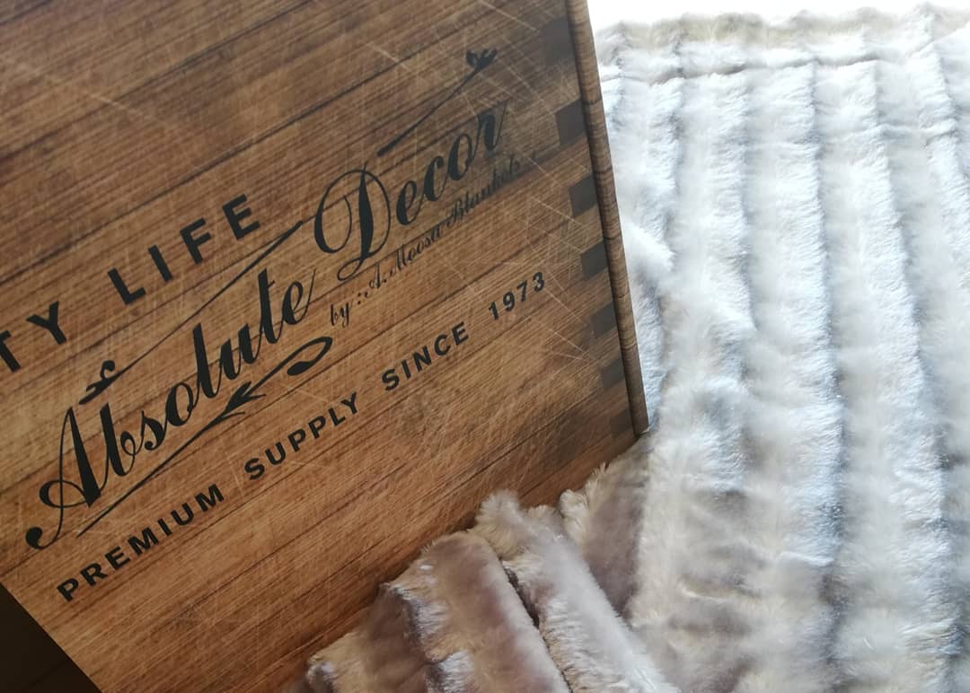 linen4u_'s tweet photo. These luxurious Fur Throws will add a touch of class and warmth to your bedroom space. Packaged in a beautiful wooden looking box, this will serve as a perfect gift too. Shop now at R499.

Colours: Grey, Red, Cream, Faun, Beige

#furthrows #giftideas #polokwane #limpopo https://t.co/L3nUZb5MLl