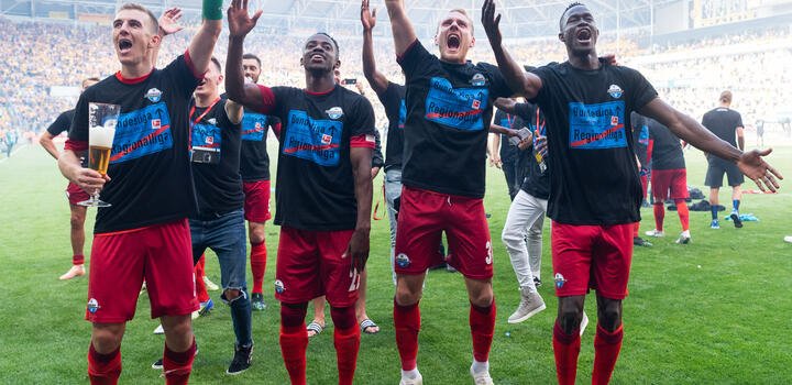 westline_de's tweet photo. Was ist das für ein Team, das den @SCPaderborn07 wieder in die @Bundesliga_DE gehievt hat? Wir stellen die Helden noch einmal vor: https://t.co/TnxNlokg5m #SCP07 #Westfalenpower https://t.co/wiPr05ZikK