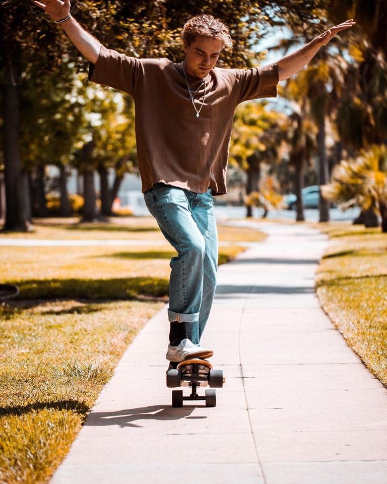 WALNUTT_Global's tweet photo. Start a new week with SPECTRA. Enjoy the summer breeze with SPECTRA MiniPlus.
#spectraeboard #electricskateboard #eboard #esk8 #product #photoshoot #photography #walnuttechnology #onestepahead #mondayvibes https://t.co/cLiB9MmJEd