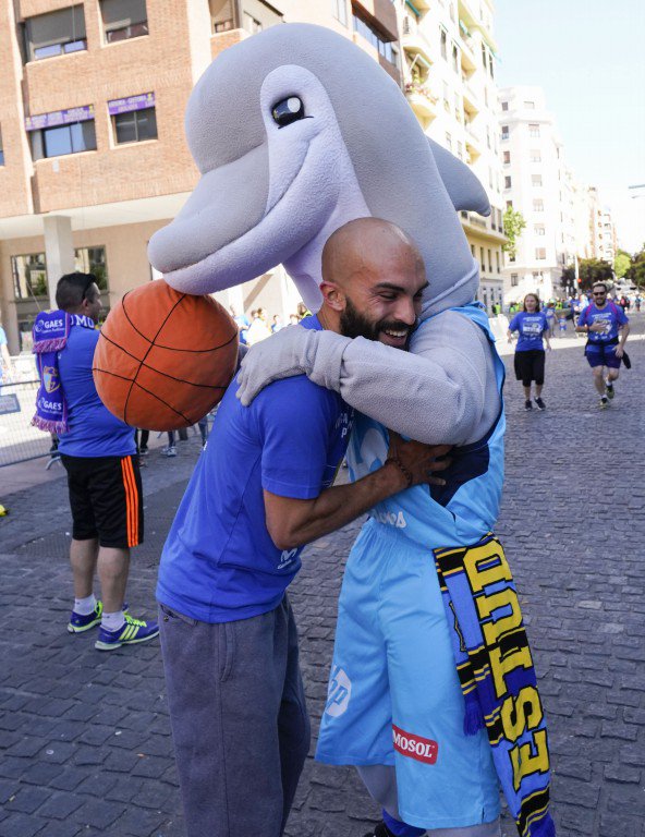 Por cierto, lo de @drvdaydreamers y el <a href="/DelfinRamiro/">Delfín Ramiro</a> es una auténtica historia de amor 💙desde que se conocieron en el <a href="/mediodemadrid/">Movistar Madrid Medio Maratón</a> hace unas semanas. #LoTuyoNoEsNormal